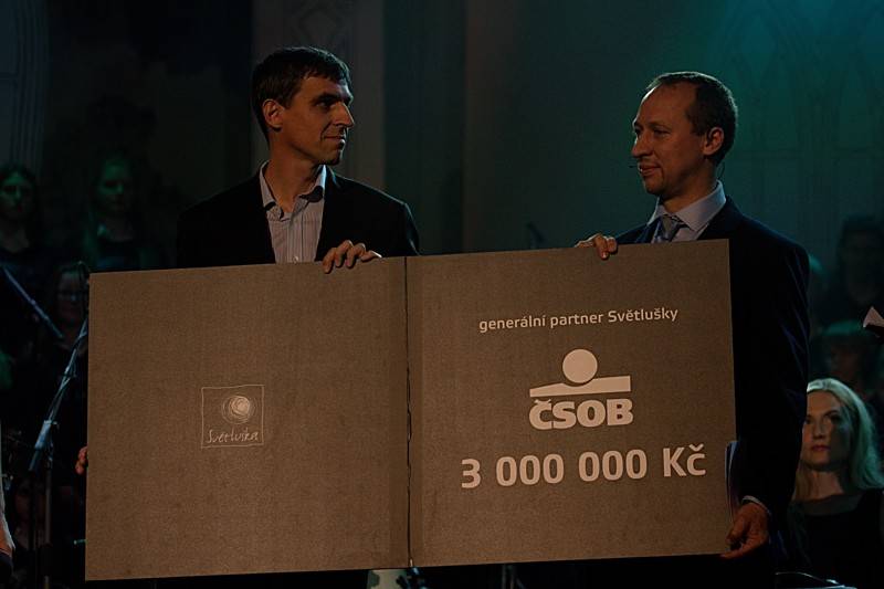 Světlo pro Světlušku rozsvítili Marek Ztracený, Anna K., Lenny nebo Ewa Farna a David Stypka