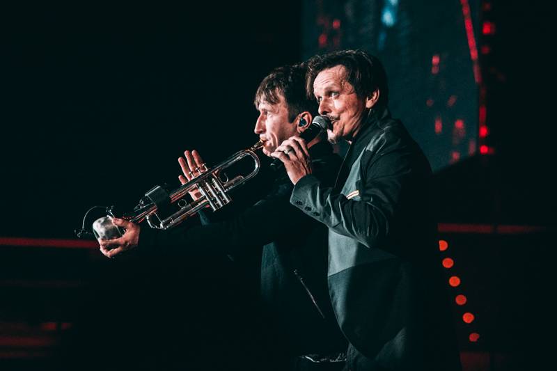 LIVE: Chinaski zahájili své dosud největší turné ve vyprodané Ostravar aréně