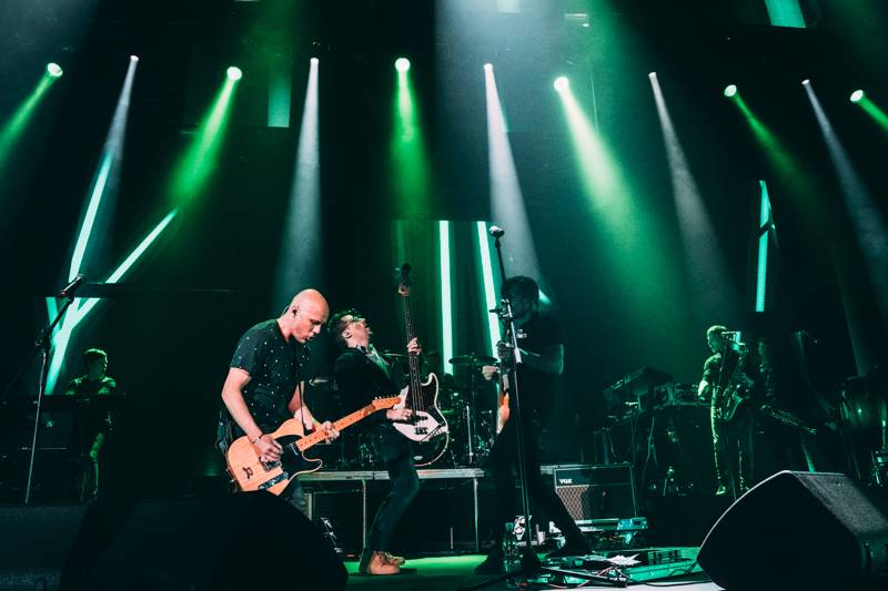LIVE: Chinaski zahájili své dosud největší turné ve vyprodané Ostravar aréně