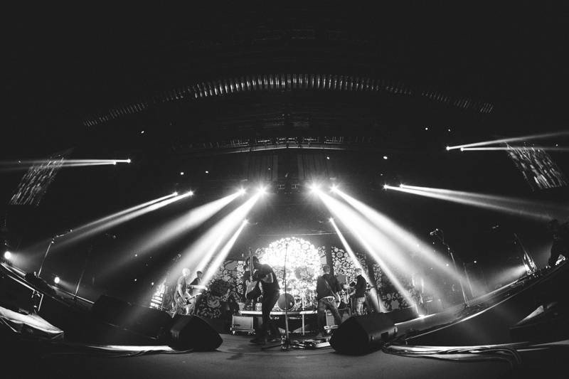 LIVE: Chinaski zahájili své dosud největší turné ve vyprodané Ostravar aréně