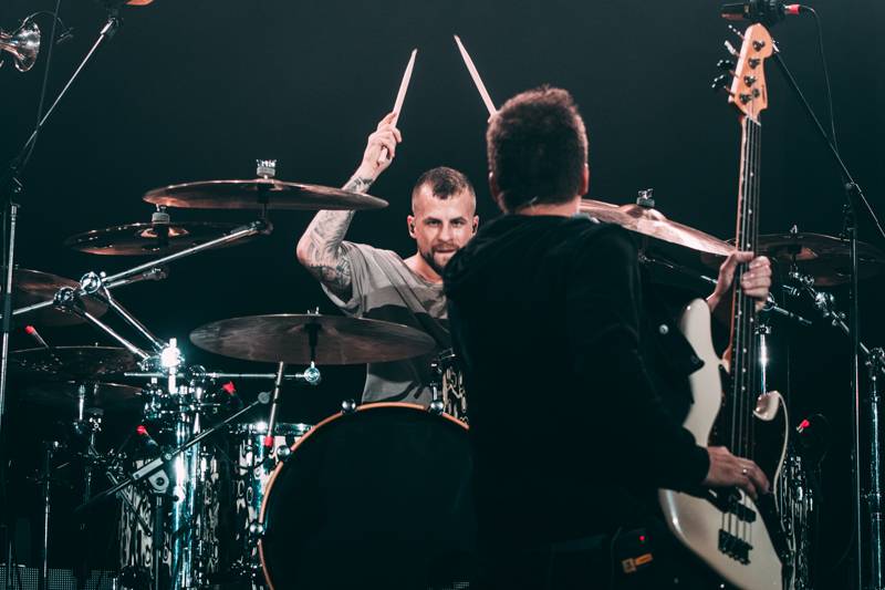 LIVE: Chinaski zahájili své dosud největší turné ve vyprodané Ostravar aréně