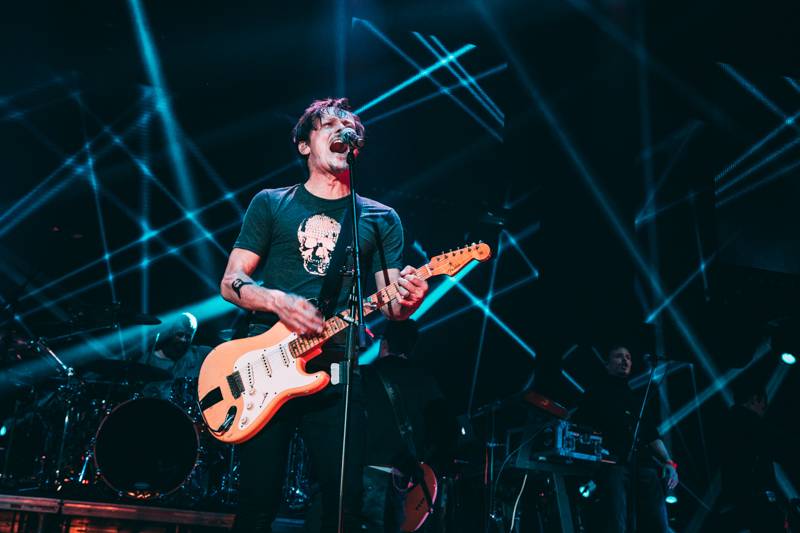 LIVE: Chinaski zahájili své dosud největší turné ve vyprodané Ostravar aréně