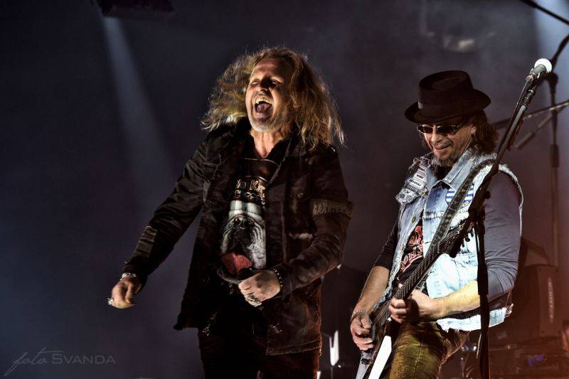 Kabát pokračoval v halovém turné, Burlaci táhli Znojmem