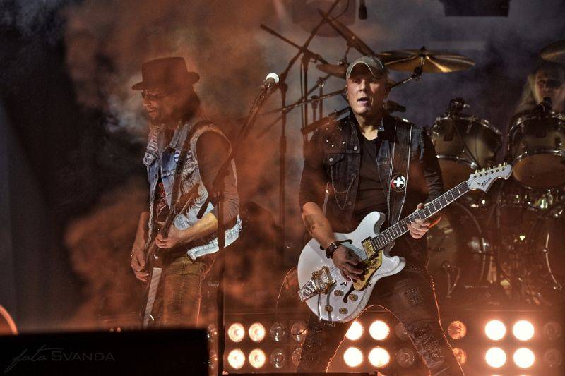 Kabát pokračoval v halovém turné, Burlaci táhli Znojmem