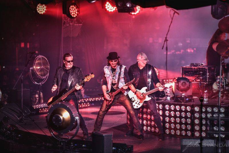 Kabát pokračoval v halovém turné, Burlaci táhli Znojmem