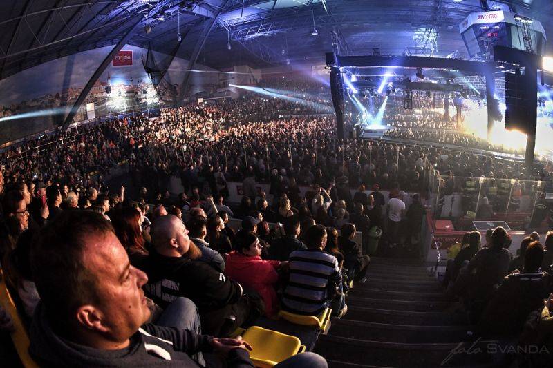 Kabát pokračoval v halovém turné, Burlaci táhli Znojmem