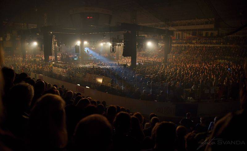 Kabát pokračoval v halovém turné, Burlaci táhli Znojmem