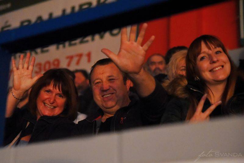 Kabát pokračoval v halovém turné, Burlaci táhli Znojmem