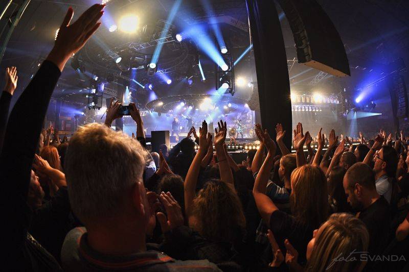 Kabát pokračoval v halovém turné, Burlaci táhli Znojmem