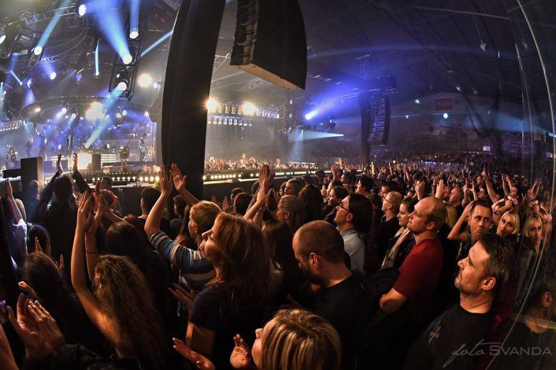 Kabát pokračoval v halovém turné, Burlaci táhli Znojmem