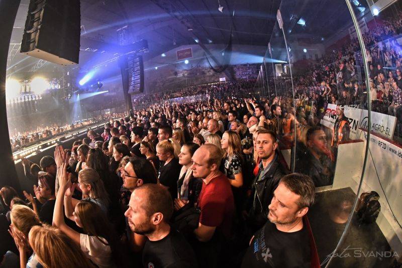 Kabát pokračoval v halovém turné, Burlaci táhli Znojmem