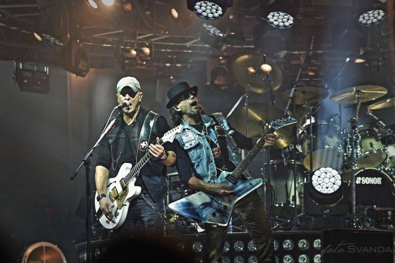 Kabát pokračoval v halovém turné, Burlaci táhli Znojmem