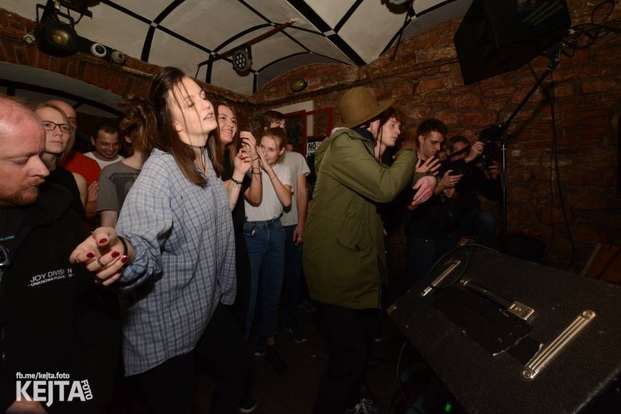 Klub Chapeau Rouge oslavil své 98. narozeniny, zahráli Kapitán Demo, Vložte kočku nebo Ghost Of You