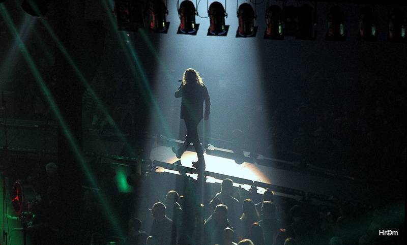 Kabát i v Pardubicích zaplnil arénu, pódium postavil uprostřed haly