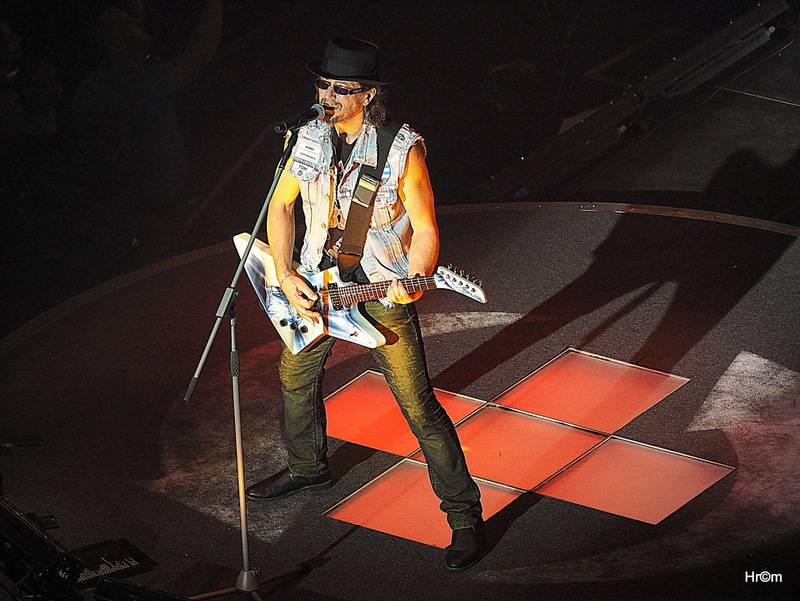 Kabát i v Pardubicích zaplnil arénu, pódium postavil uprostřed haly