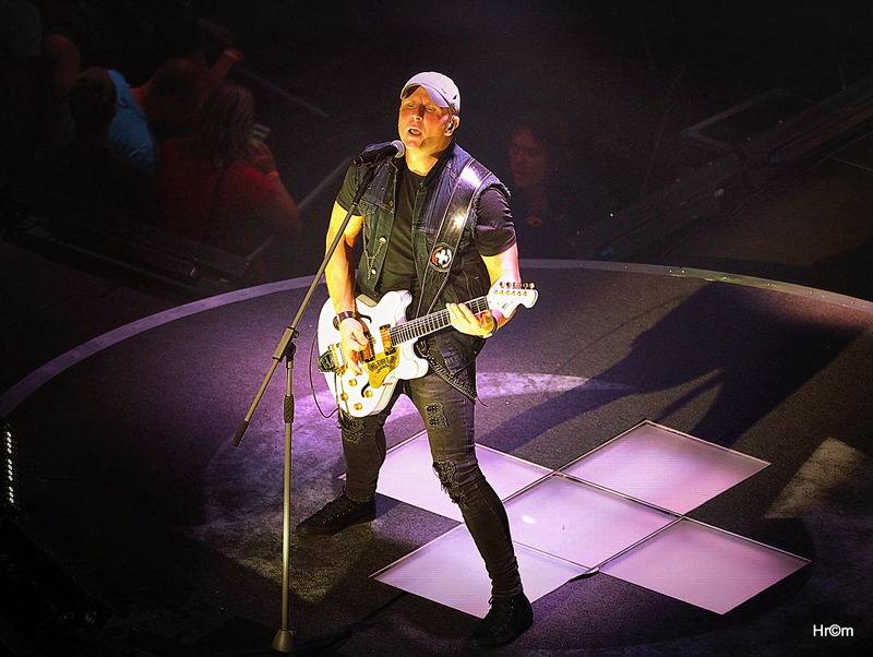 Kabát i v Pardubicích zaplnil arénu, pódium postavil uprostřed haly