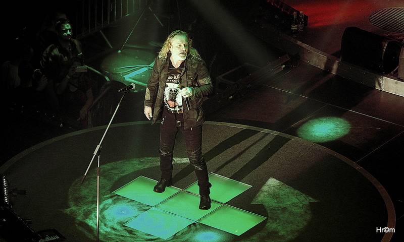 Kabát i v Pardubicích zaplnil arénu, pódium postavil uprostřed haly