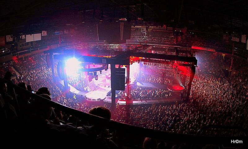 Kabát i v Pardubicích zaplnil arénu, pódium postavil uprostřed haly