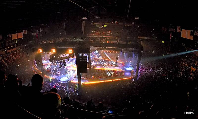 Kabát i v Pardubicích zaplnil arénu, pódium postavil uprostřed haly