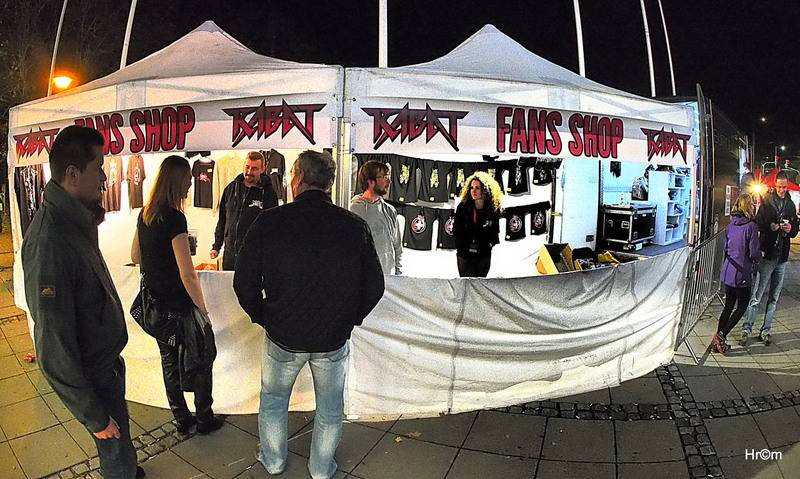 Kabát i v Pardubicích zaplnil arénu, pódium postavil uprostřed haly