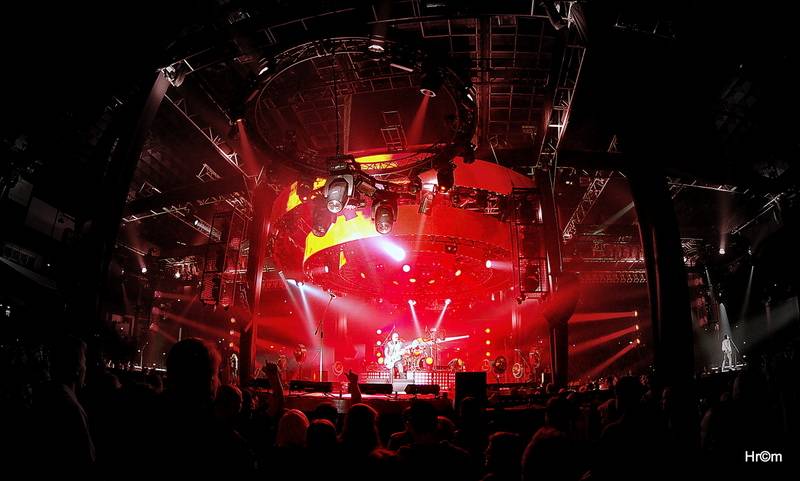 Kabát i v Pardubicích zaplnil arénu, pódium postavil uprostřed haly