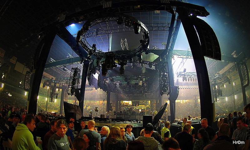 Kabát i v Pardubicích zaplnil arénu, pódium postavil uprostřed haly