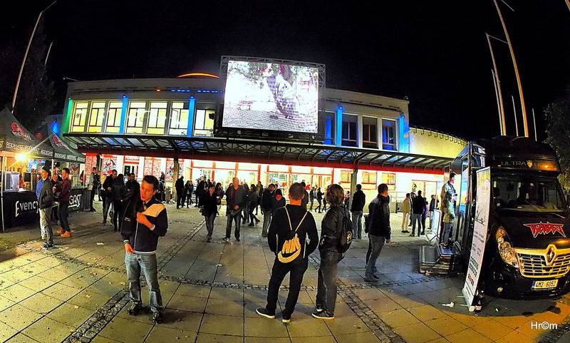 Kabát i v Pardubicích zaplnil arénu, pódium postavil uprostřed haly