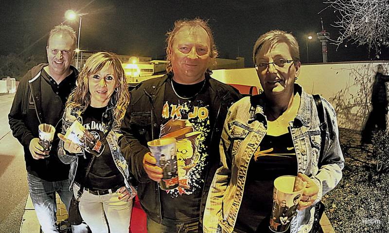 Kabát i v Pardubicích zaplnil arénu, pódium postavil uprostřed haly