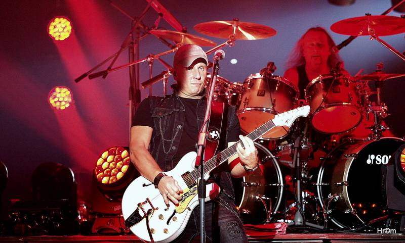 Kabát i v Pardubicích zaplnil arénu, pódium postavil uprostřed haly