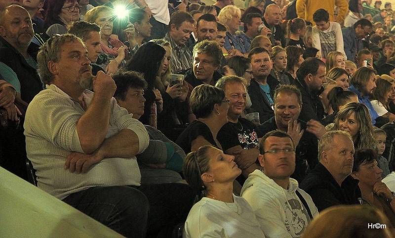 Kabát i v Pardubicích zaplnil arénu, pódium postavil uprostřed haly