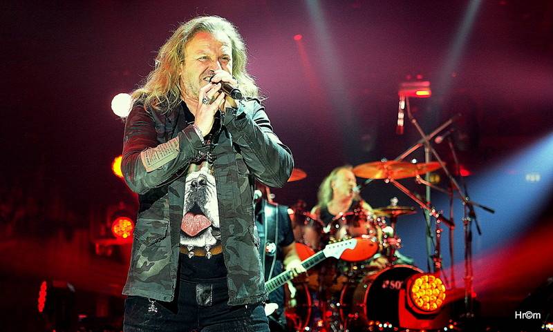 Kabát i v Pardubicích zaplnil arénu, pódium postavil uprostřed haly