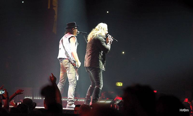 Kabát i v Pardubicích zaplnil arénu, pódium postavil uprostřed haly