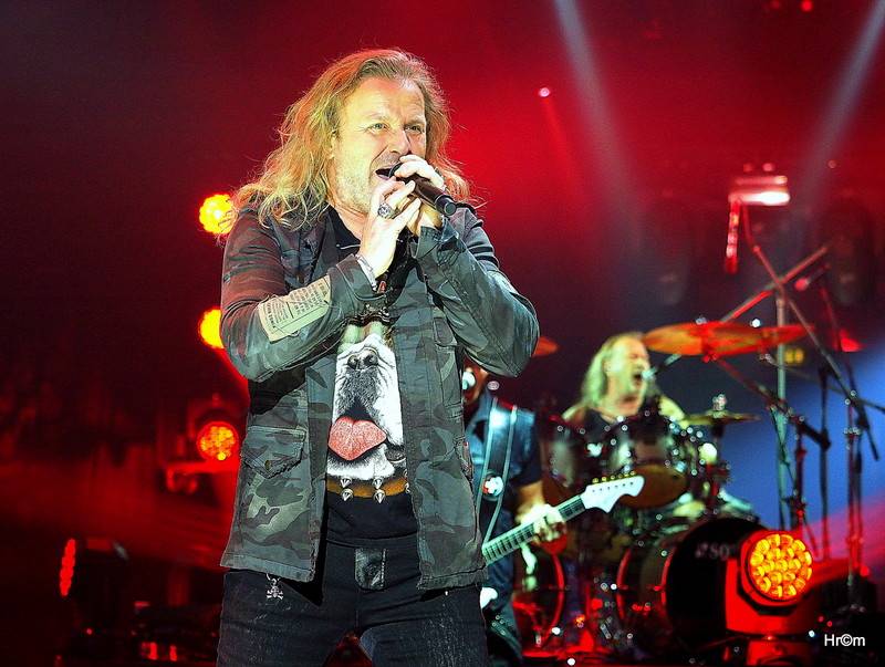 Kabát i v Pardubicích zaplnil arénu, pódium postavil uprostřed haly