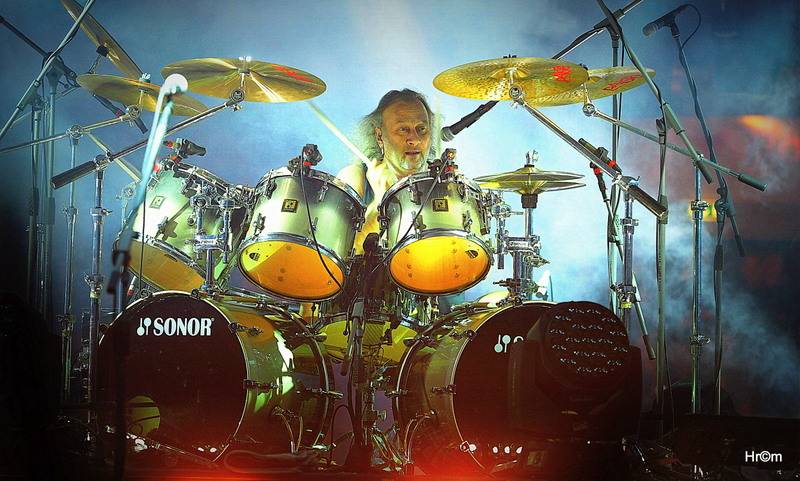 Kabát i v Pardubicích zaplnil arénu, pódium postavil uprostřed haly