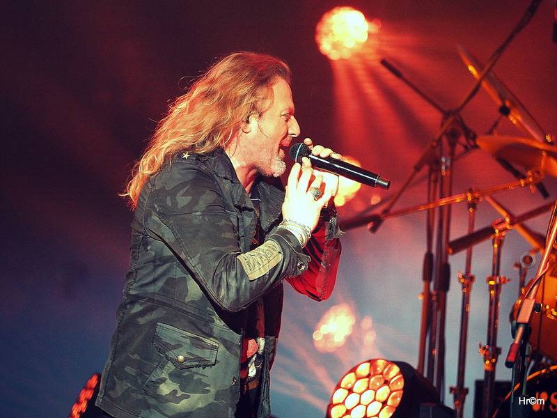 Kabát i v Pardubicích zaplnil arénu, pódium postavil uprostřed haly