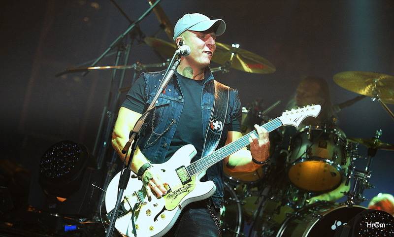 Kabát i v Pardubicích zaplnil arénu, pódium postavil uprostřed haly