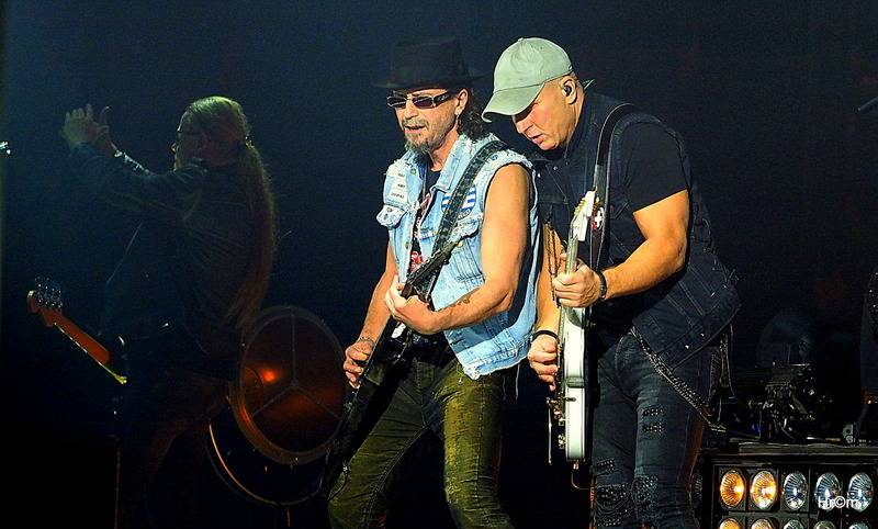 Kabát i v Pardubicích zaplnil arénu, pódium postavil uprostřed haly