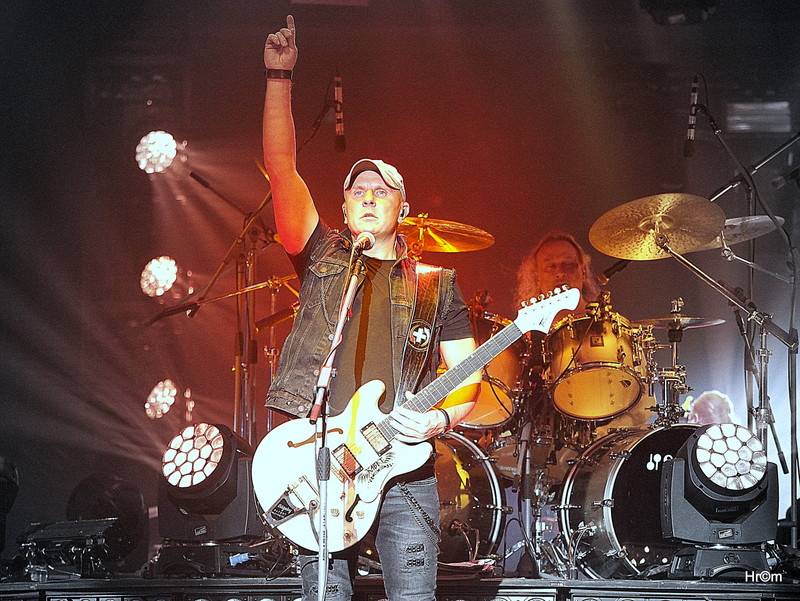 Kabát i v Pardubicích zaplnil arénu, pódium postavil uprostřed haly