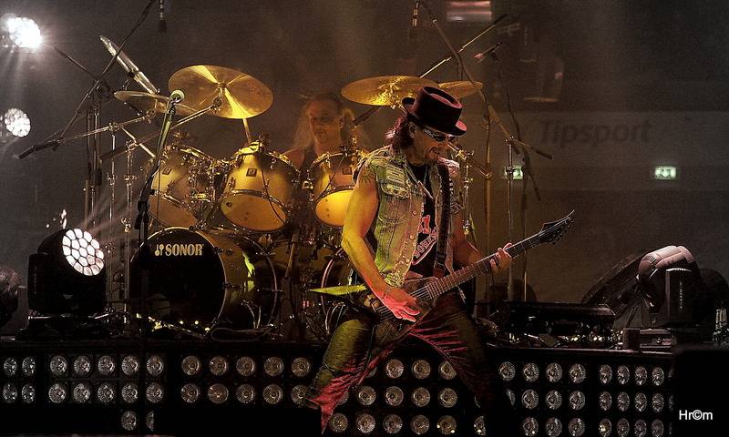 Kabát i v Pardubicích zaplnil arénu, pódium postavil uprostřed haly