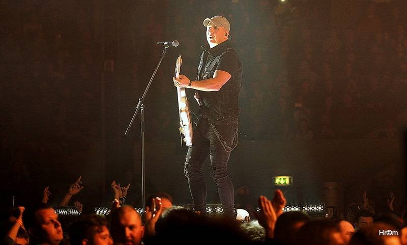 Kabát i v Pardubicích zaplnil arénu, pódium postavil uprostřed haly