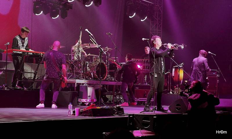 Chinaski vyprodali arénu v Hradci Králové a předvedli ohromující show