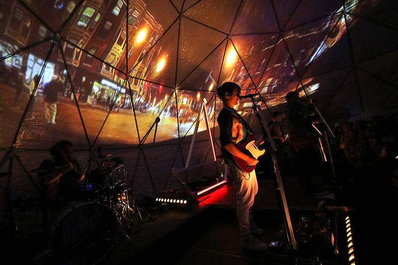 Nebe v Brně rozbalili své kočovné planetárium