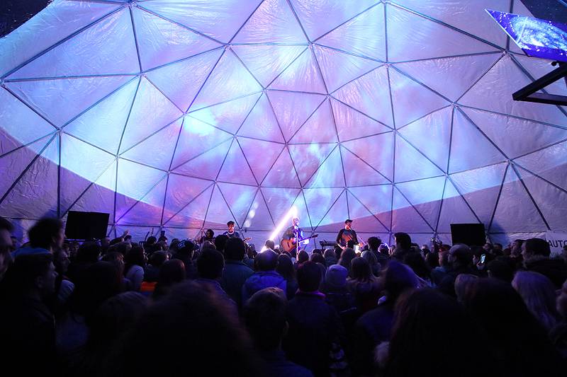 Nebe v Brně rozbalili své kočovné planetárium