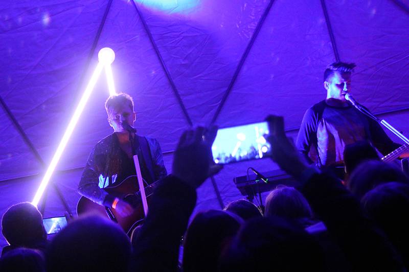 Nebe v Brně rozbalili své kočovné planetárium