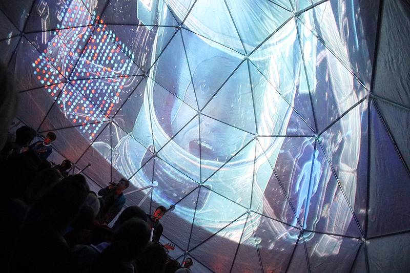 Nebe v Brně rozbalili své kočovné planetárium