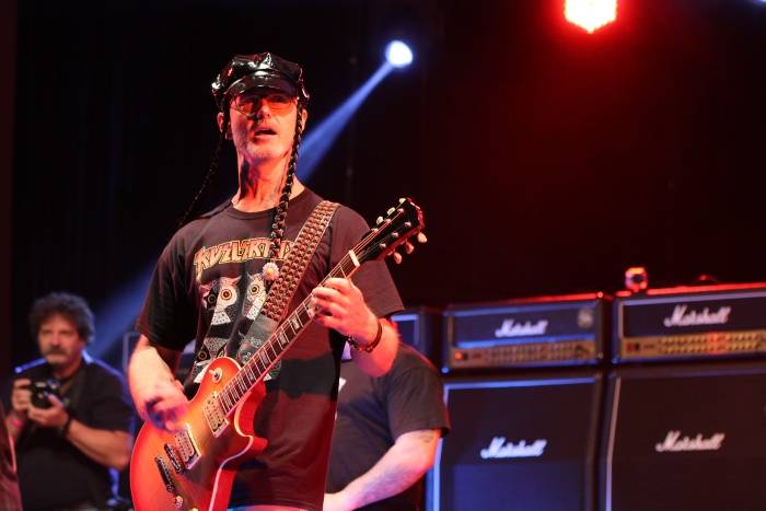 Ferat vstal z popela jako bájný Fénix, v Plzni slavil třicetiny