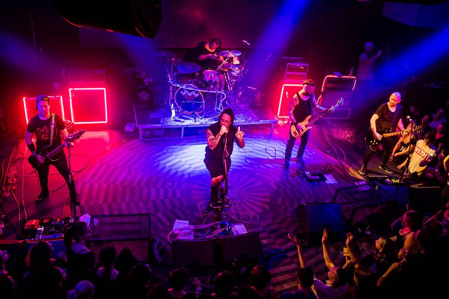 Cocotte Minute udělali bordel ve vyprodaném Lucerna Music Baru