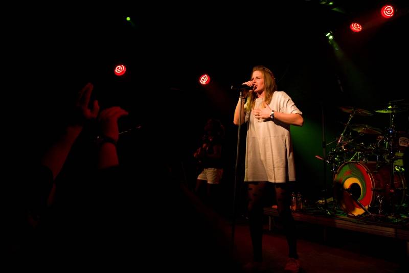 Gaia Mesiah si ochočila Žlutého psa v Pardubicích, divákům naservírovala příval energie