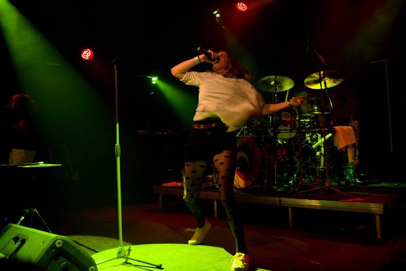 Gaia Mesiah si ochočila Žlutého psa v Pardubicích, divákům naservírovala příval energie