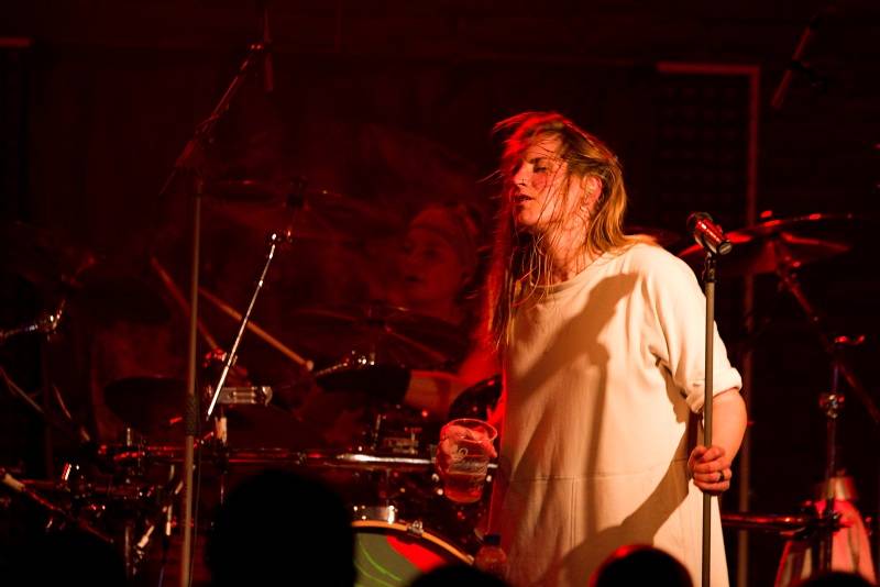 Gaia Mesiah si ochočila Žlutého psa v Pardubicích, divákům naservírovala příval energie